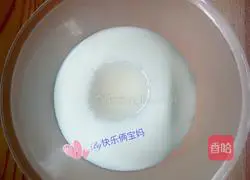 Illustration of how to make whipped cream tart 2