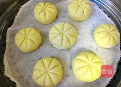 Illustration of how to make steamed pumpkin buns 6