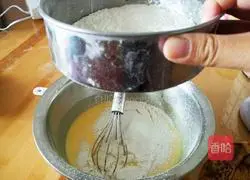 Illustration of how to make 8-inch banana yogurt chiffon cake 9