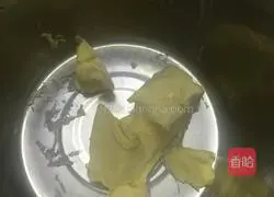 Illustration of how to make butter chocolate chip cookies 1