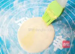 Illustration of how to make banana pie with dumpling skin 2