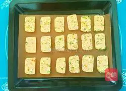 Illustration of how to make chives, ham and meat floss saltine crackers 9