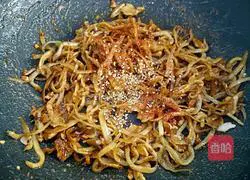 Illustration of how to make honey walnut dried fish 6