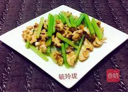 Illustration of how to stir-fry walnut kernels with celery 9