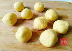 Illustration of how to make fried pumpkin balls 6