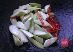 Illustration of how to stir-fry loofah with walnut kernels 7