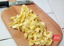 Illustration of how to make banana pie with dumpling skin 1