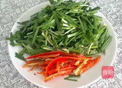 Fried leeks with walnut kernels Illustration of how to do it 2