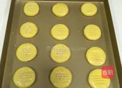 Illustration of how to make meat floss biscuits 14