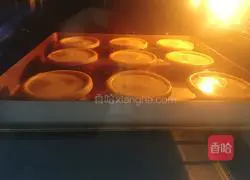 Illustration of how to make banana egg tart (whole egg method) 12