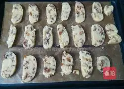 Illustration of how to make longan biscuits 5