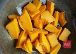 Illustration of how to make pumpkin braised rice 3