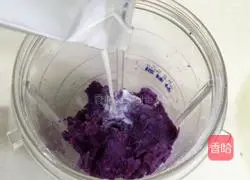Illustration of how to make purple sweet potato milk 7