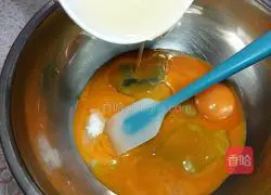 Illustration of how to make eight-inch chiffon cake 2