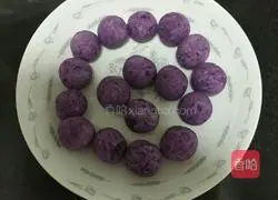 Illustration of how to make fried purple potato balls 7