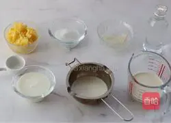 Illustration of how to make yogurt pineapple mousse cup 1