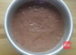 Illustration of how to make eight-inch chocolate chiffon cake 14