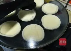 Illustration of how to make egg tarts at the electric cake stall 3