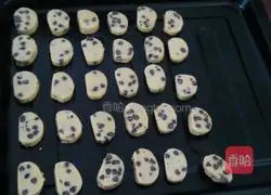 Illustration of how to make honey bean biscuits 6