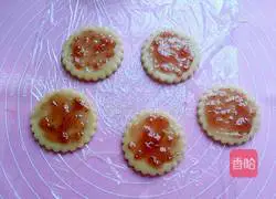 Illustration of how to make strawberry jam sandwich woven biscuits 20