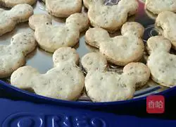 Illustration of how to make Mickey sesame cookies 8