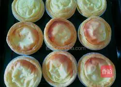Illustration of how to make whipped cream egg tarts 7