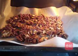 Illustration of making homemade amber walnut kernels 2