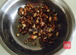 Illustration of how to make fried walnuts with celery 1