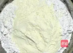 Illustration of how to make three-dimensional Christmas tree cookies 3