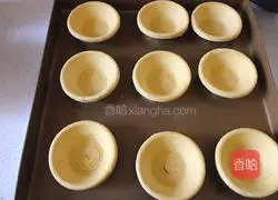 Illustration of how to make banana egg tart (whole egg method) 3