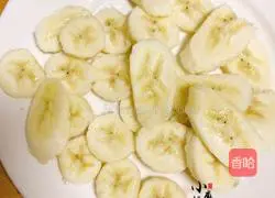 Illustration of how to make banana pie with dumpling skin 1