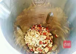 Illustration of how to make walnut and red date soy milk 5