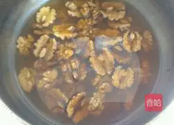 Illustration of how to stir-fry loofah with walnut kernels 3