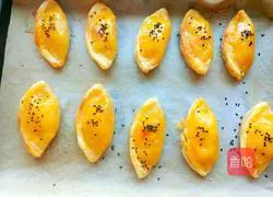 Illustration of how to make the banana crispy egg tart crust version 6