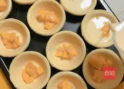 Illustration of how to make rich mango egg tart 11
