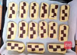 Illustration of how to make plaid biscuits 13