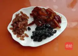 Illustration of how to make raisin, candied dates and blackcurrant egg tarts 2