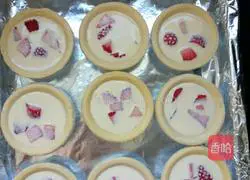 How to make strawberry egg tarts Illustration 5