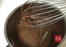 Illustration of how to make oil-free cocoa chiffon cake 5