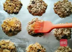 Illustration of how to make dried fruit oatmeal cookies 6