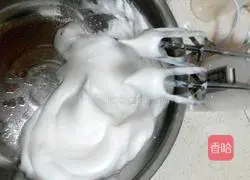 Illustration of how to make paper cup orange raisin cake 8