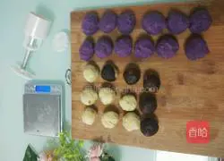 Illustration of how to make purple sweet potato mooncakes 11