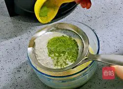 Illustration of how to make pandan waffles 9