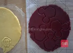 Illustration of how to make Mickey Mouse butter cookies 6