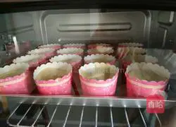 Illustration of how to make small cupcakes 5