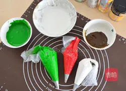 Illustration of making icing cookies 10