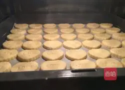 Illustration of how to make egg crisp biscuits 8