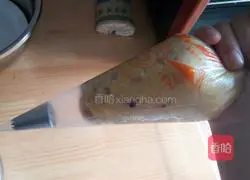 Illustration of how to make rose cookies 2