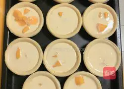 Illustration of how to make rich mango egg tart 12