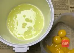 Illustration of how to make chiffon cup sesame cake 2